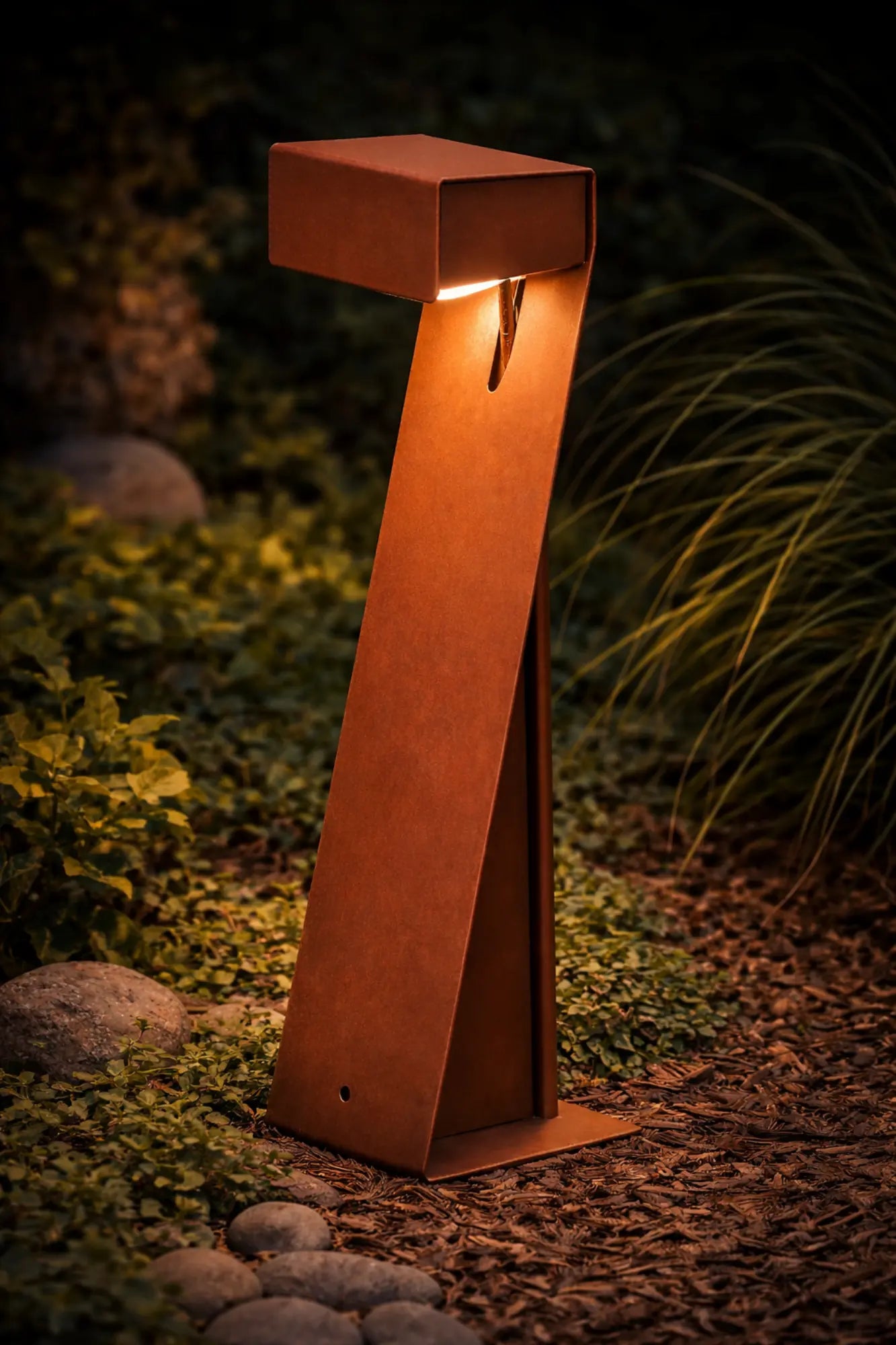 paletto LED da giardino in acciaio corten acceso con luce calda design moderno per illuminazione esterna