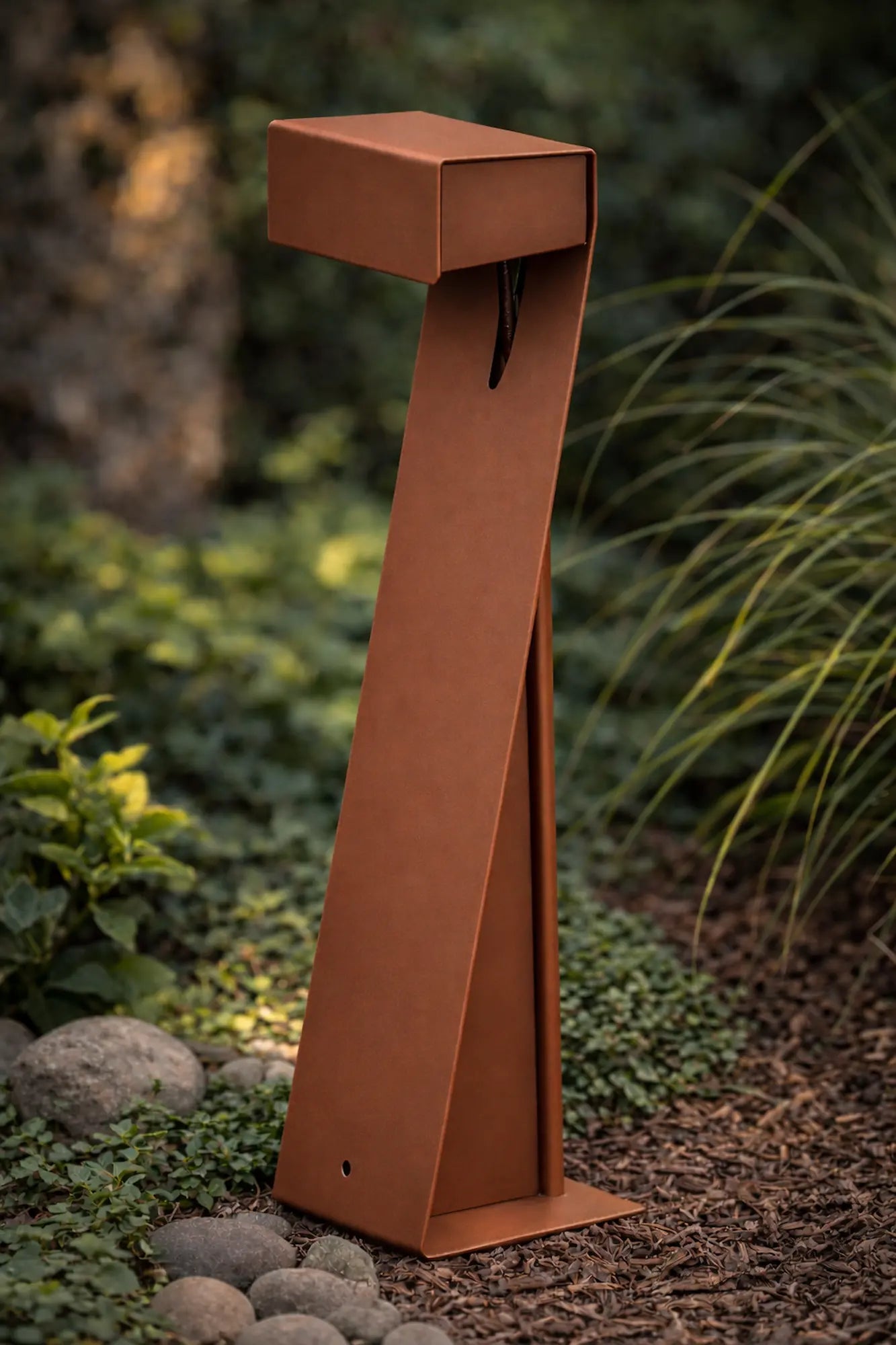 lampione luce da giardino color corten design moderno per illuminazione esterna