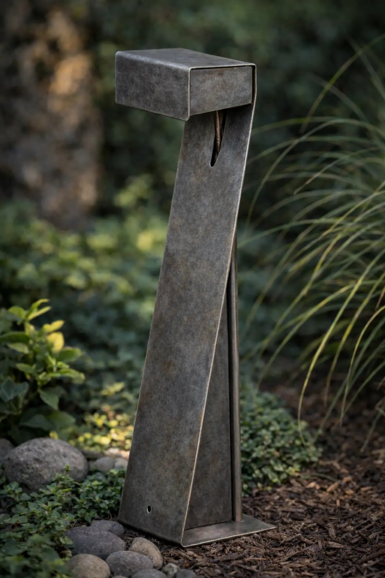 paletto da giardino in ferro ossidato design moderno per illuminazione esterna