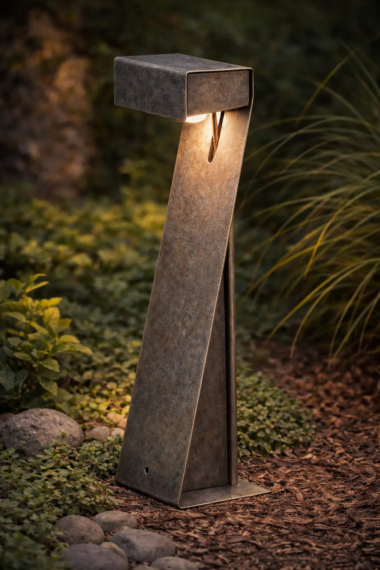 lampione vialetto LED da giardino in ferro ossidato acceso con luce calda per illuminazione esterna