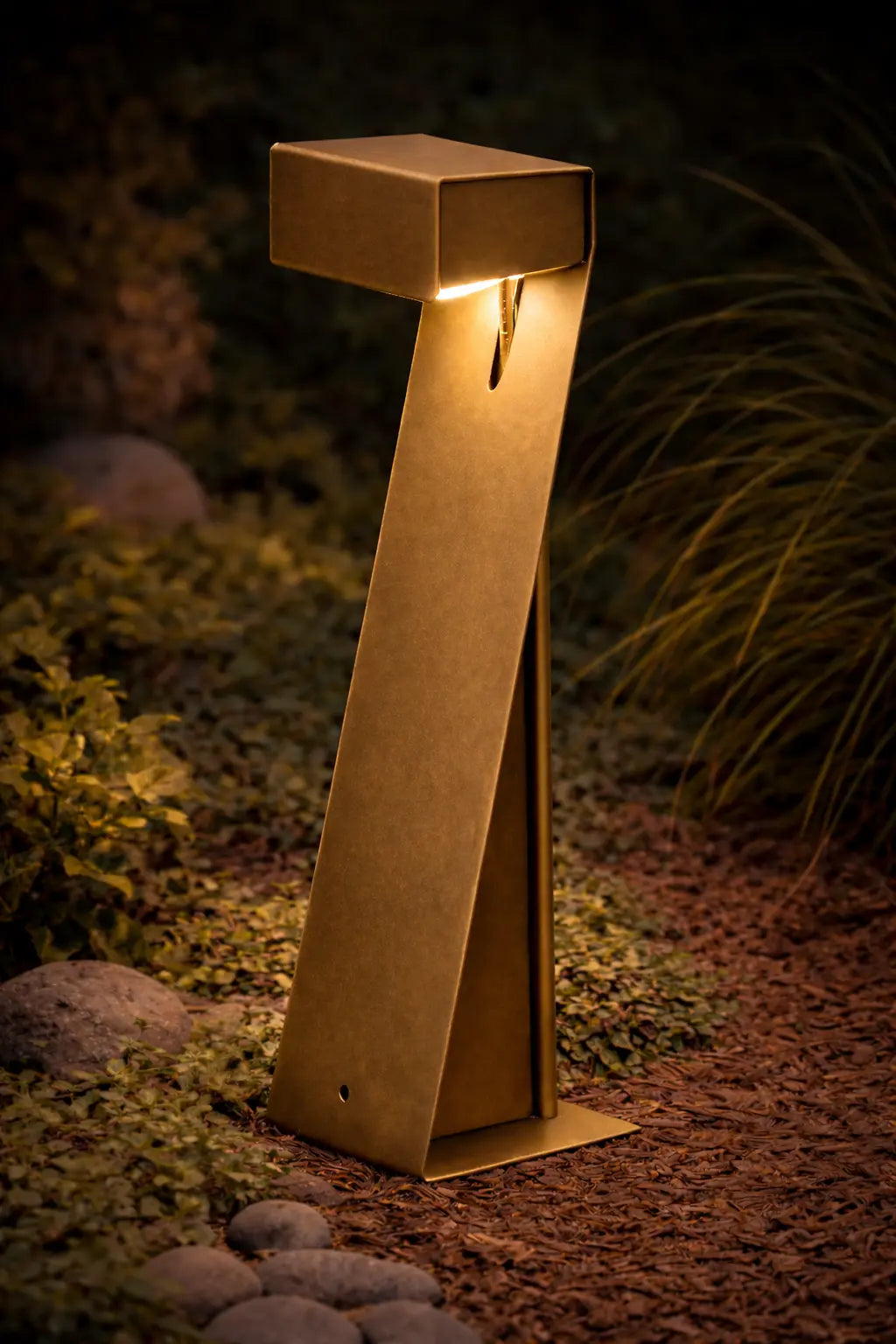 paletto lampione LED da giardino finitura ottone antico con luce calda per illuminazione esterna