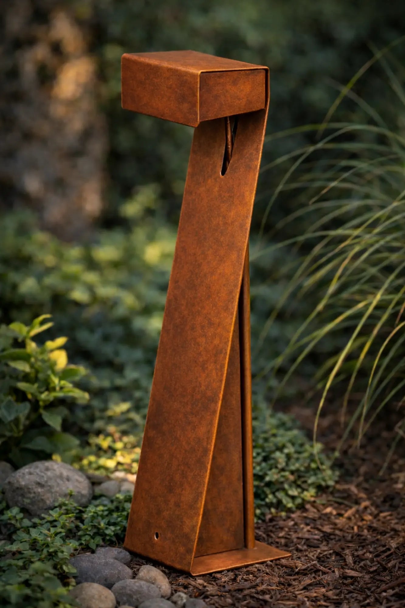 lampione LED da vialetto giardino in acciaio corten design moderno per illuminazione esterna