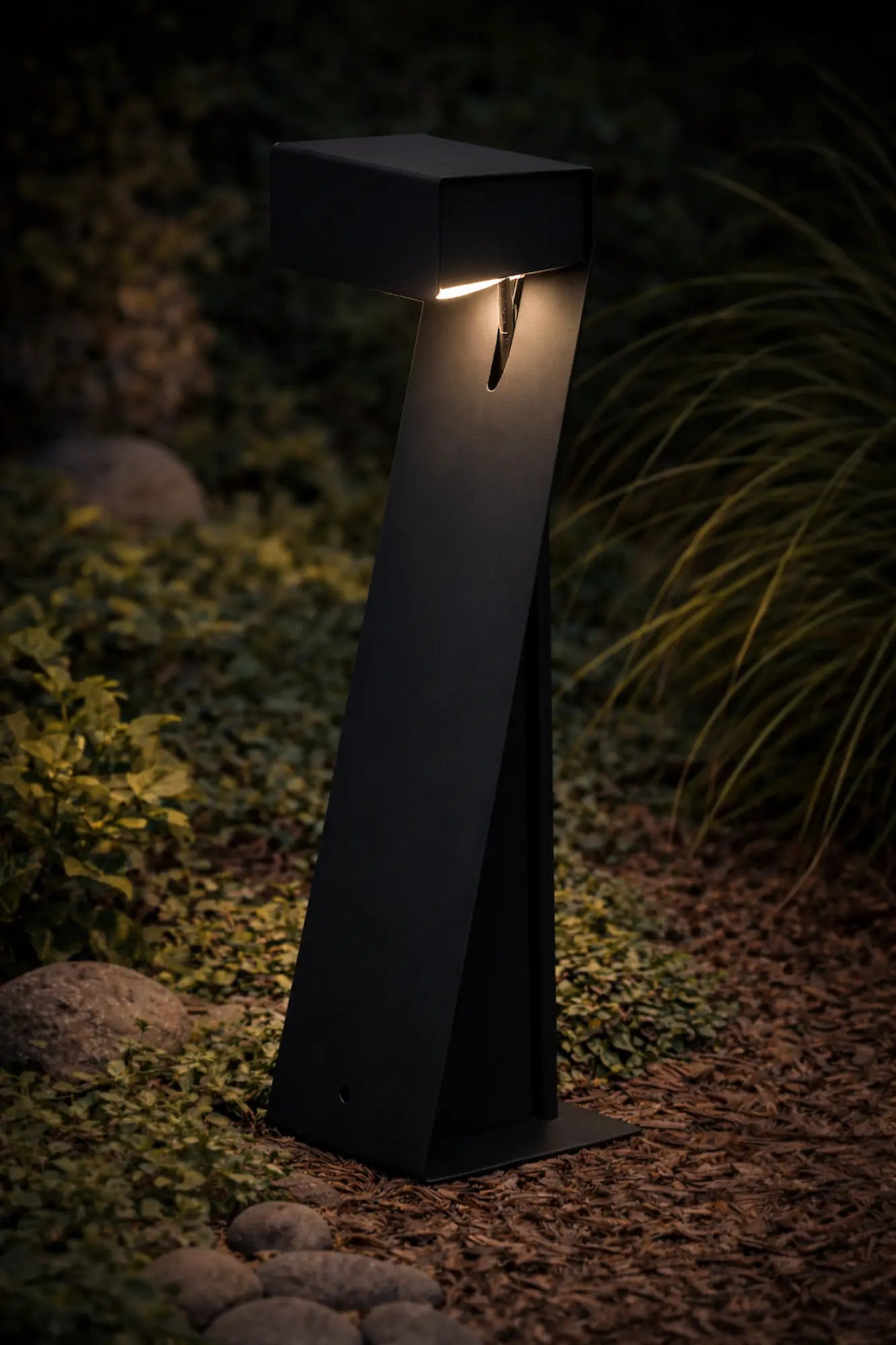 luce da vialetto LED nero opaco acceso con luce calda per illuminazione esterna