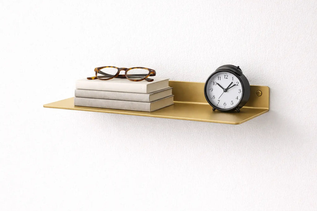 Mensola da parete in metallo finitura oro design minimal moderno con libri e orologio per soggiorno camera da letto