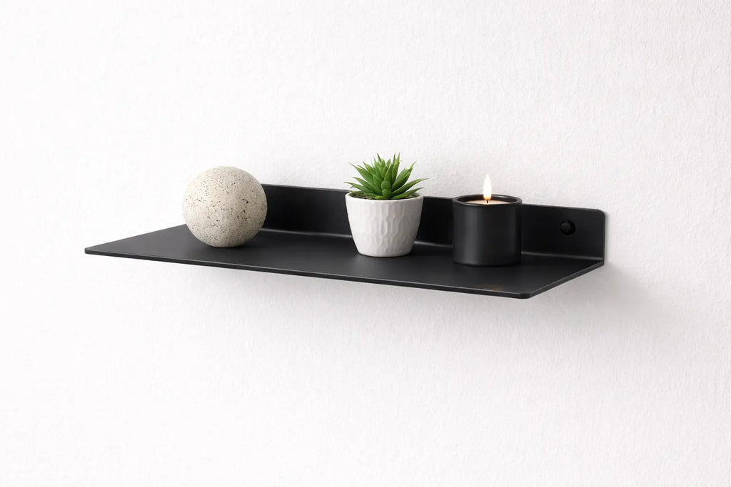 Mensola da parete in metallo nero opaco con oggetti decorativi design minimal moderno per soggiorno o bagno