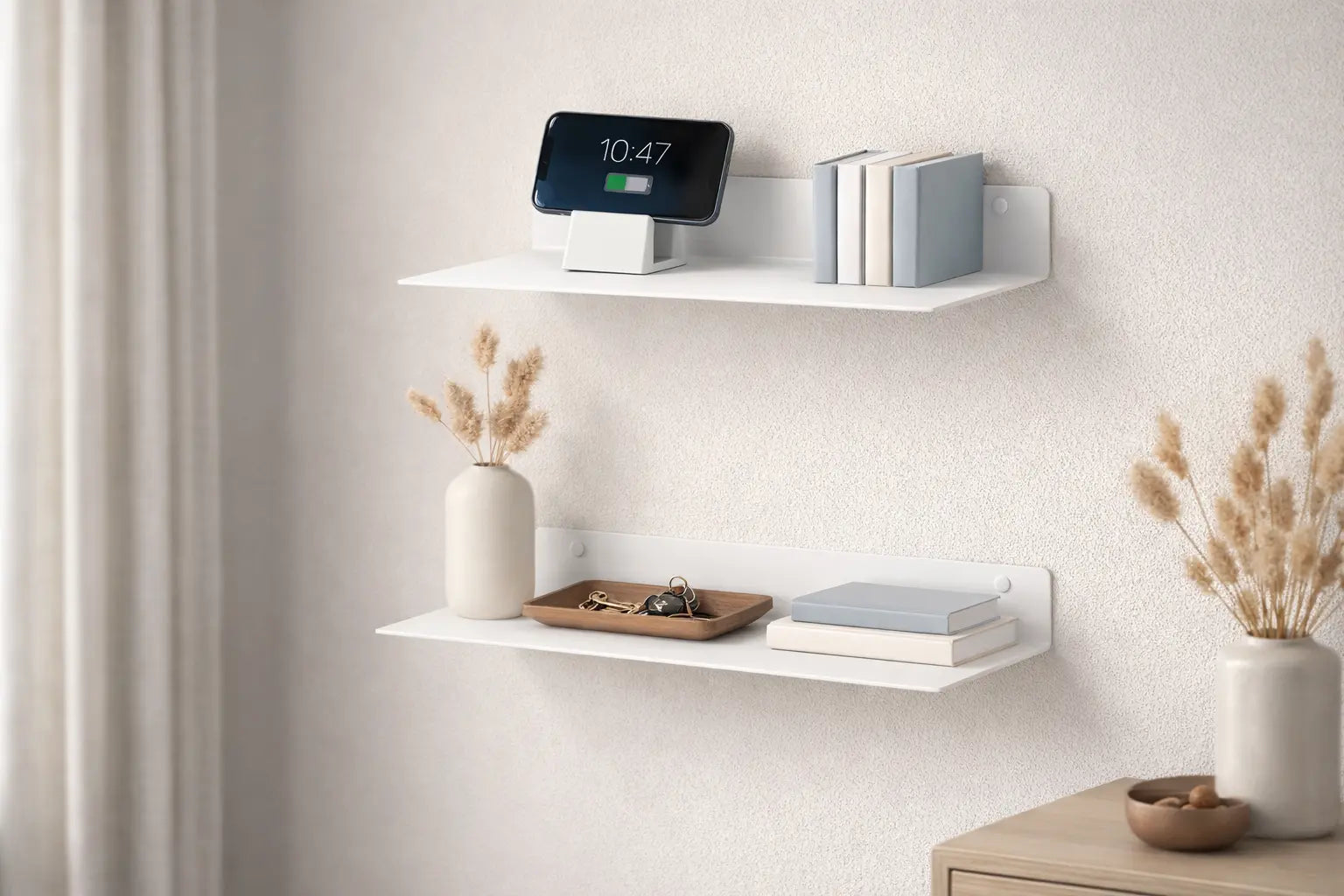 Mensole da parete in metallo bianco design minimal moderno con oggetti decorativi per soggiorno camera da letto